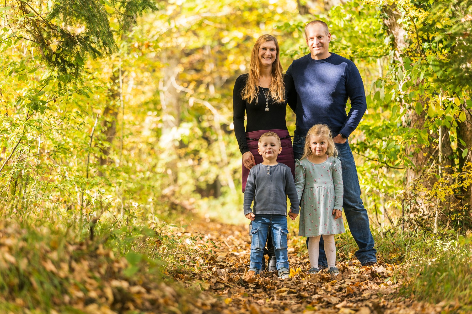 Herbstshooting_Buxheim_Familie_Gruppenbild_sonnig_Portrait_Stehen_01