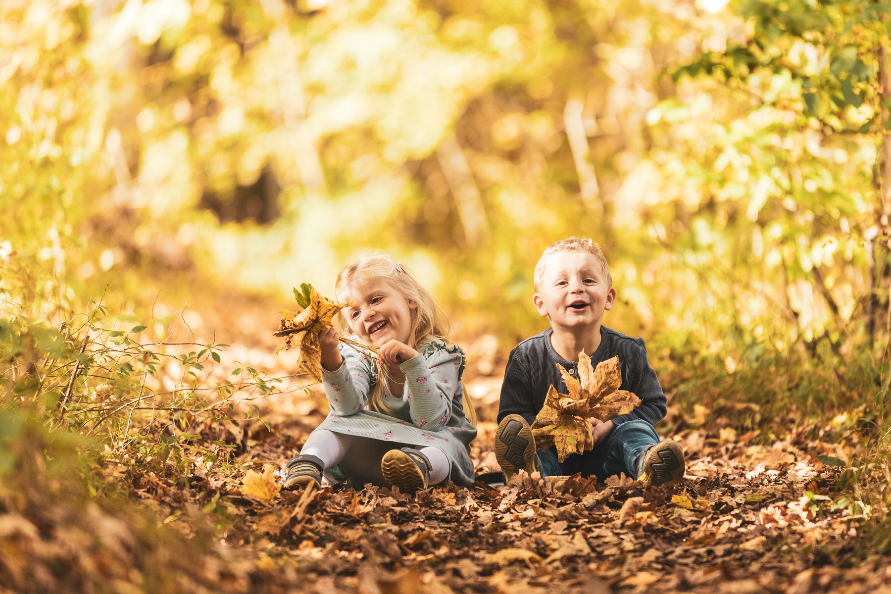 Herbstshooting_Buxheim_Kindern_sonnig_Portrait_Sitzen_01