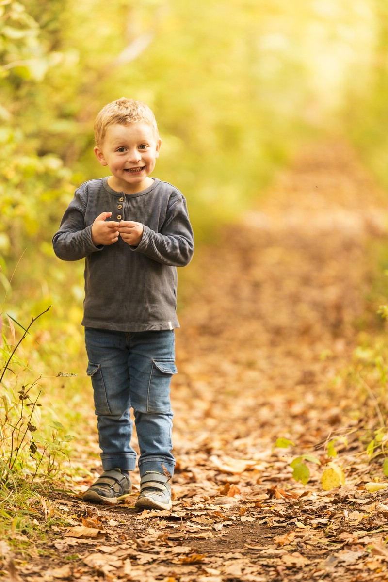 Herbstshooting_Buxheim_Kind_sonnig_Portrait_freundlich_01